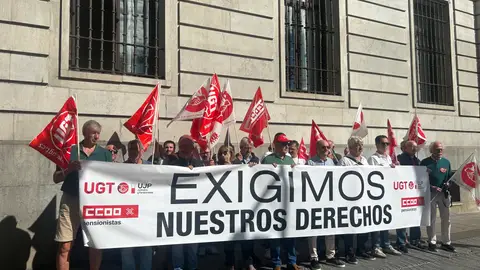 Jubilados y pensionistas se concentran en Santander para exigir sus derechos. Jubilados y pensionistas se concentran en Santander para exigir sus derechos.