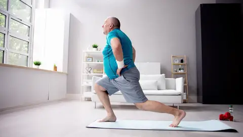 Hombre haciendo ejercicios en casa Hombre haciendo ejercicios en casa