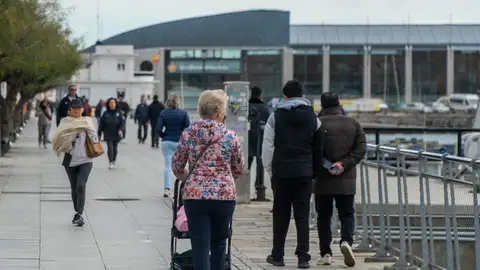 Varios ciudadanos pasean por Santander Varios ciudadanos pasean por Santander