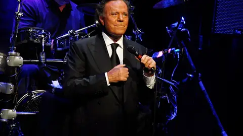 Julio Iglesias desmiente que se vaya a retirar y asegura que el día que lo haga lo anunciará él mismo Julio Iglesias desmiente que se vaya a retirar y asegura que el día que lo haga lo anunciará él mismo