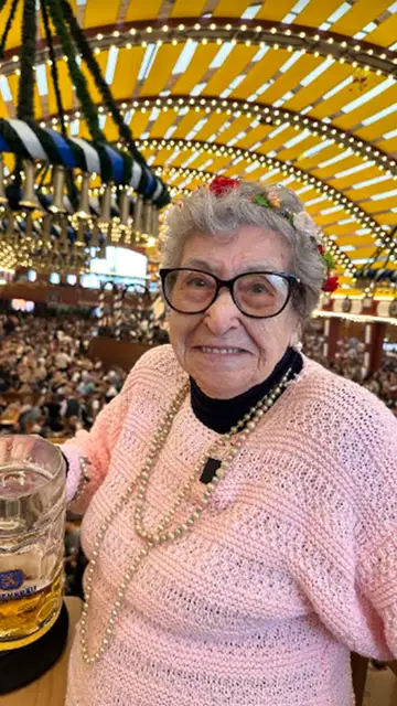 Nina, la abuela de 91 años, disfrutando del Oktoberfest Nina, la abuela de 91 años, disfrutando del Oktoberfest