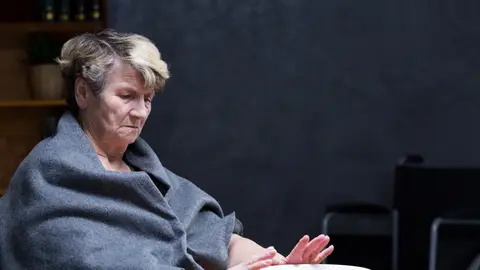 Mujer mayor con problemas con la comida Mujer mayor con problemas con la comida