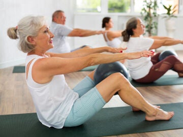 Personas mayores haciendo ejercicio