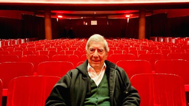 Mario Vargas Llosa reaparece en Lima para ver la adaptación teatral de una de sus novelas