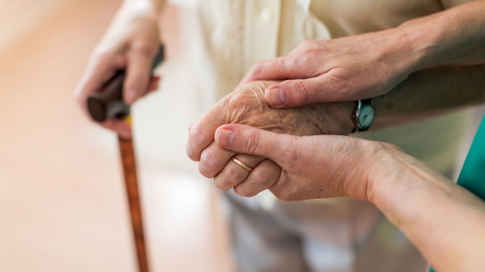 Cuídame, el programa de la Comunidad de Madrid que ofrece ayuda a las personas mayores 