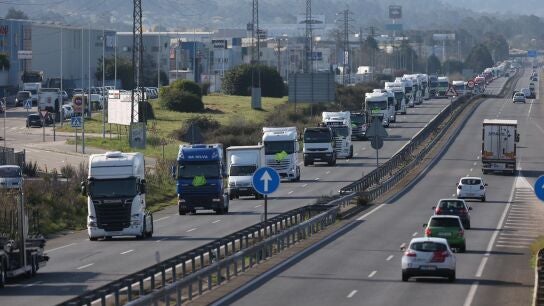 camiones en huelga del transporte de mercanc&iacute;as por carretera.