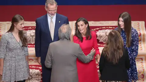 El rey Felipe VI, la reina Letizia, la princesa Leonor y la infanta Sofía saludan al cantante Joan Manuel Serrat premio Princesa de Asturias 2024 de Artes El rey Felipe VI, la reina Letizia, la princesa Leonor y la infanta Sofía saludan al cantante Joan Manuel Serrat premio Princesa de Asturias 2024 de Artes