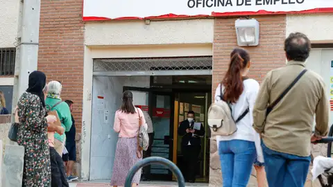 Personas acudiendo a la Oficina de Empleo Personas acudiendo a la Oficina de Empleo