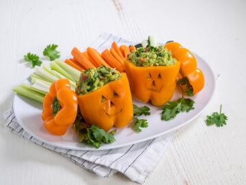 Receta saludable de Halloween para hacer con tus nietos: Huerto de calabaza con aguacate