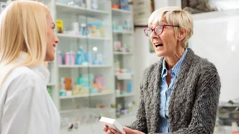 Mujer mayor en una farmacia Mujer mayor en una farmacia