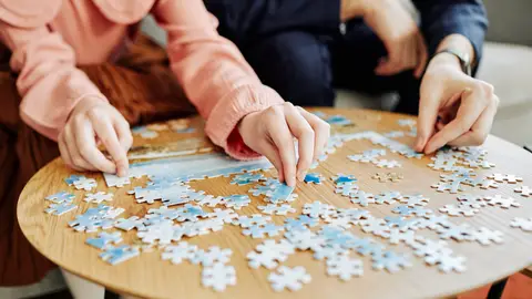 Mujeres haciendo puzzles Mujeres haciendo puzzles
