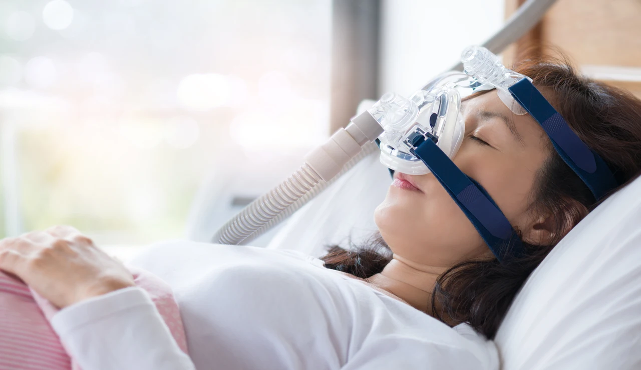 Mujer tratando su apnea del sueño