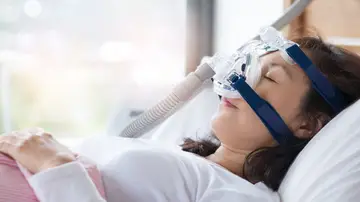 Mujer tratando su apnea del sueño Mujer tratando su apnea del sueño