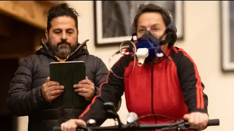 Félix Vidal Díaz analiza unos parámetros durante una prueba de ejercicio cardiopulmonar Félix Vidal Díaz analiza unos parámetros durante una prueba de ejercicio cardiopulmonar