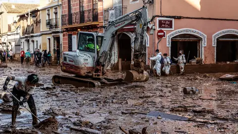 Una excavadora en una calle de Paiporta Una excavadora en una calle de Paiporta