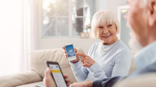 Personas mayores usando redes sociales