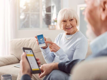 Personas mayores usando redes sociales