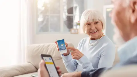 Personas mayores usando redes sociales Personas mayores usando redes sociales