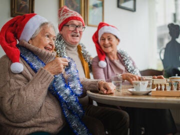 Personas mayores disfrutando de la Navidad