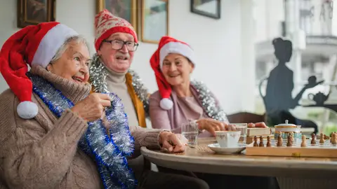 Personas mayores disfrutando de la Navidad Personas mayores disfrutando de la Navidad
