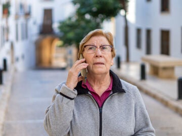 Mujer mayor hablando por tel&eacute;fono
