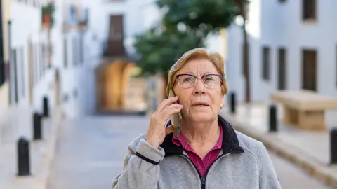 Mujer mayor hablando por teléfono Mujer mayor hablando por teléfono