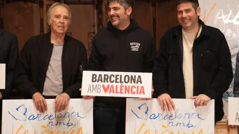 Joan Manuel Serrat y David y José Muñoz (Estopa) en la presentación del concierto este martes en el Ayuntamiento de Barcelona Joan Manuel Serrat y David y José Muñoz (Estopa) en la presentación del concierto este martes en el Ayuntamiento de Barcelona