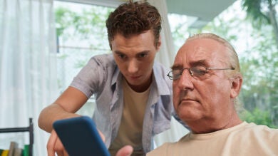 Crean una app para controlar móviles básicos y ayudar a las personas mayores con la tecnología