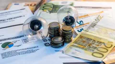 La factura de la luz aumentará este año entre 7 y 10 euros por el incremento del IVA Dos bombillas sobre billetes, monedas y facturas, a 9 de enero de 2025, en Madrid (España). El Gobierno central ha eliminado de manera definitiva las reducciones temporales que, desde junio de 2021, venía aplicando para paliar la inflación de precios en materia energética, derivada de la Guerra de Ucrania. Esto se traduce en un incremento del IVA de la electricidad del 10 al 21 por ciento, que desde este mes de enero se reflejará en la factura de la luz. Los expertos estiman que, en función d...