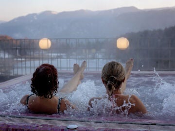 Mujeres disfrutando de un jacuzzi
