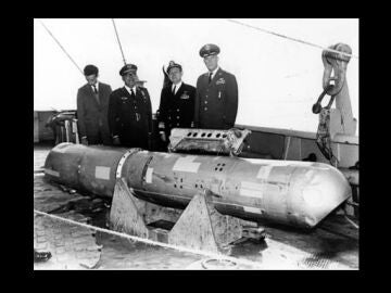 La bomba nuclear B28FI, recuperada desde 870 m de agua, en la cubierta del USS Petrel.