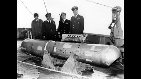 La bomba nuclear B28FI, recuperada desde 870 m de agua, en la cubierta del USS Petrel. La bomba nuclear B28FI, recuperada desde 870 m de agua, en la cubierta del USS Petrel.