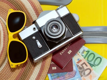 Sombrero de playa, gafas de sol, c&aacute;mara de fotos, pasaporte y euros