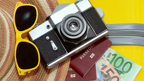 Artículos de viaje Sombrero de playa, gafas de sol, cámara de fotos, pasaporte y euros