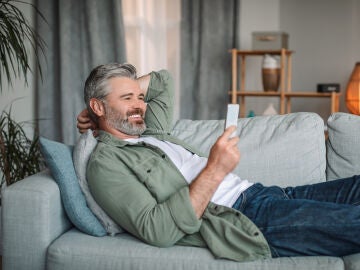 Hombre tumbado en el sof&aacute;