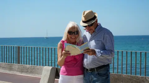 Pareja mayor consultando un mapa Pareja mayor consultando un mapa