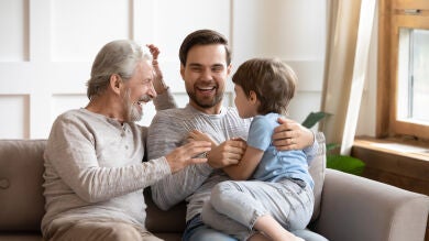 Una buena comunicación padre-abuelo es fundamental para evitar la sobrecarga de las personas mayores