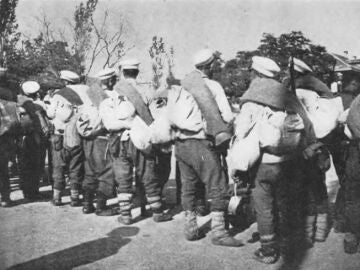 Soldados b&uacute;lgaros marchando al frente