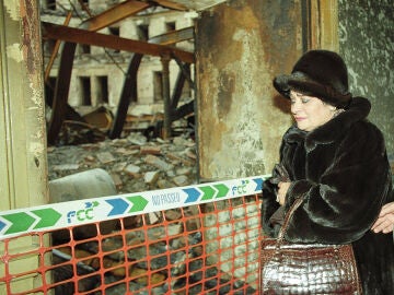 La soprano Victoria De Los Angeles viendo los restos del Liceo de Barcelona tras su incendio