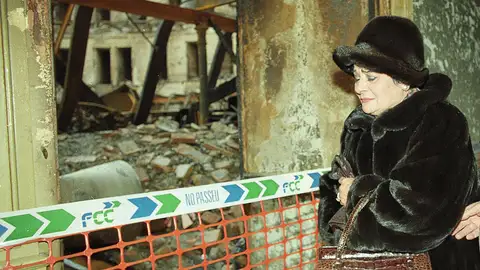 La soprano Victoria De Los Angeles viendo los restos del Liceo de Barcelona tras su incendio La soprano Victoria De Los Angeles viendo los restos del Liceo de Barcelona tras su incendio