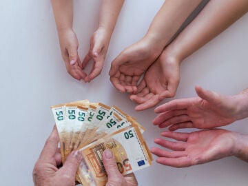 Los mayores de 55 son importante apoyo para su entorno cercano, el 61% ayuda econ&oacute;micamente