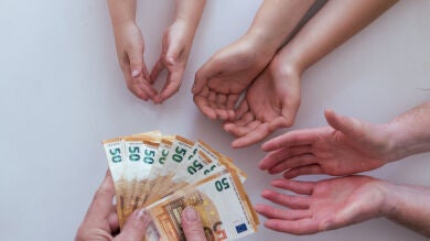 Los mayores de 55 son importante apoyo para su entorno cercano, el 61% ayuda económicamente