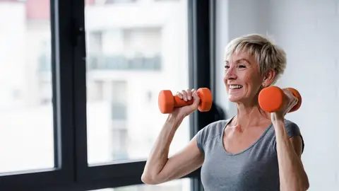 Mujer mayor haciendo ejercicios de fuerza Mujer mayor haciendo ejercicios de fuerza