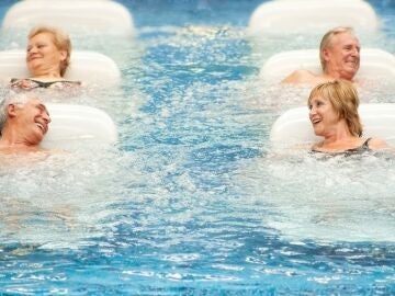 Personas mayores disfrutando de un ba&ntilde;o termal
