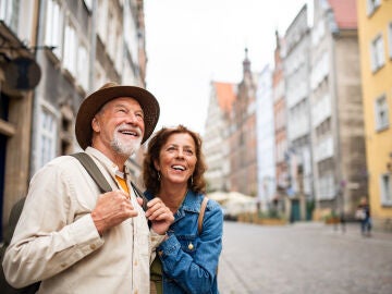 Pareja mayor viajando