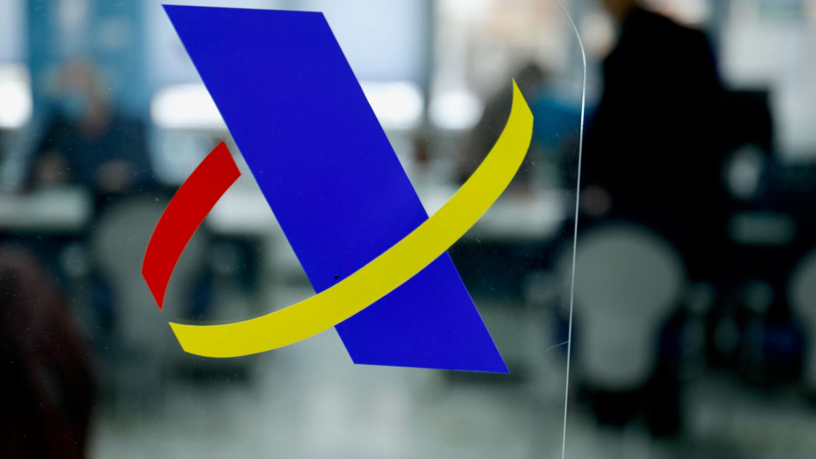 Hacienda confirma que los trabajadores que cobren el SMI tributarán en el IRPF tras la subida