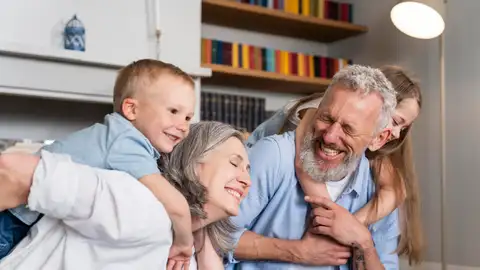 Abuelos y nietos felices Abuelos y nietos felices