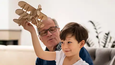 Abuelo y nieto se divierten jugando Abuelo y nieto se divierten jugando