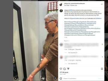Se hace su primer tatuaje con m&aacute;s de 60 y el motivo ha emocionado a las redes sociales