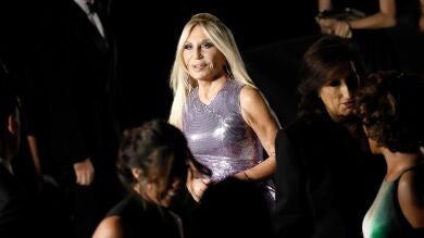 Donatella Versace deja la dirección creativa de la firma después de casi tres décadas